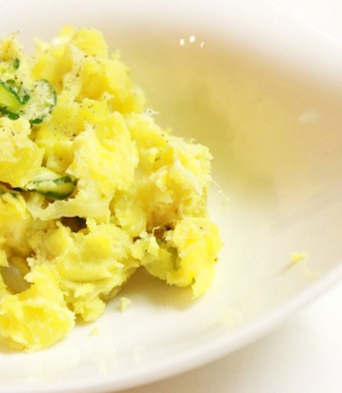 さつまいものデリ風サラダたっぷりクリームチーズでクリーミー .材料 2人前 北海道産クリームチーズ 80g さつまいも 1.5cm角1本厚切りベーコン 1.5cm角50g 玉ねぎ みじん切り1 4個 オリーブオイル 小さじ1 はちみつ 小さじ2 マヨネーズ 大さじ3 粒