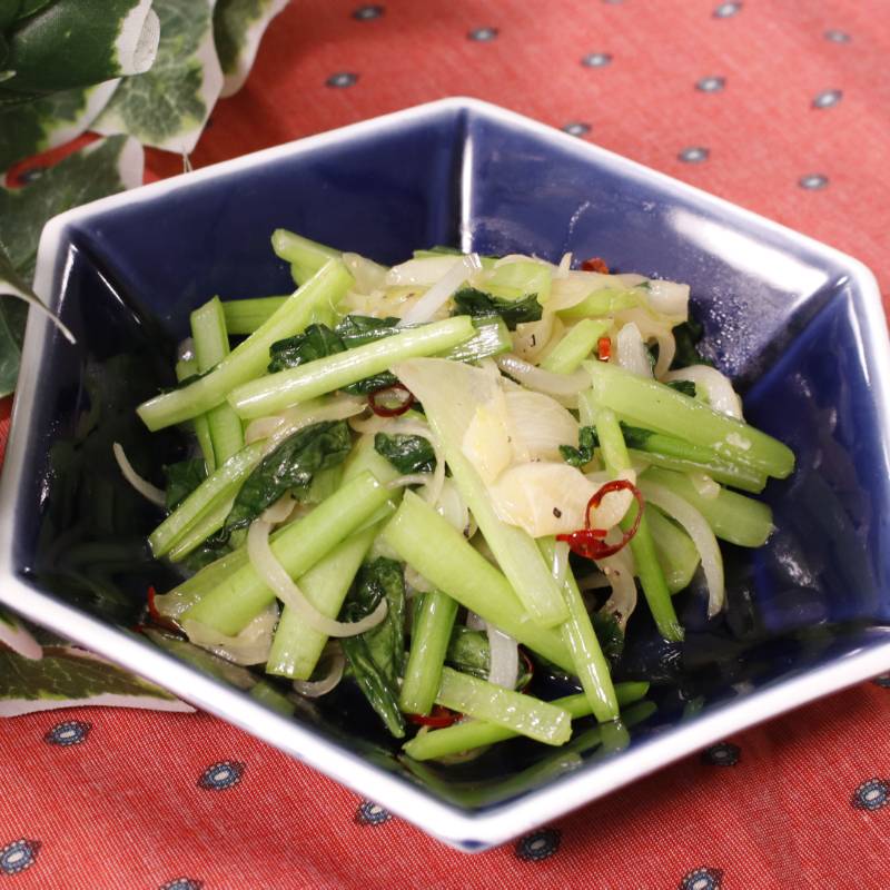 小鉢ひろか ⌇スリープアイス🍨挑戦中レシピあり😋🥣 今日は「レンジで!小松菜の水キムチ風」 すっぱおいしい! 全部まとめてレンジでチン♪ 今回は作るのは簡単ですが、食べる前に少し味を馴染ませる時間をおくのがポイントです。 Instagram