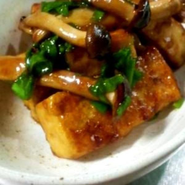 風邪が長引いてお弁当休んでました🙏 ようやく作れるまで復活!肉豆腐は麺つゆで 木綿豆腐、豚肉、長ネギ、椎茸をサッと煮ただけキンピラはつくおきです 卵は前の日に茹でておきました。 最近はメイン1品副菜2 程度でいいかなぁ、って思ってます みなさんはどうかな?お弁当の詰め方おかずレシピお弁当おかず簡単レシピ手作り弁当時短レシピjapanesefoodobento