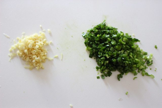 美味しい「羽根つき餃子」の作り方。羽根の材料は小麦粉？ 片栗粉？ 決め手は水の量とタイミング！HugKum はぐくむ