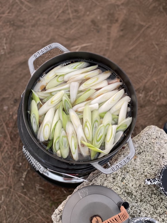 サムゲタン風スープ🐓 山本ゆりさんのレシピで作ったよ。  ちょっと前に 12月くらい? Twitterで 人気になっていたやつ。ずっと作ってみたかったのでやってみた✨   炊飯器に具材入れてスイッチ押すだけで できた〜!!!そして美味しい!! たぶん、生姜と