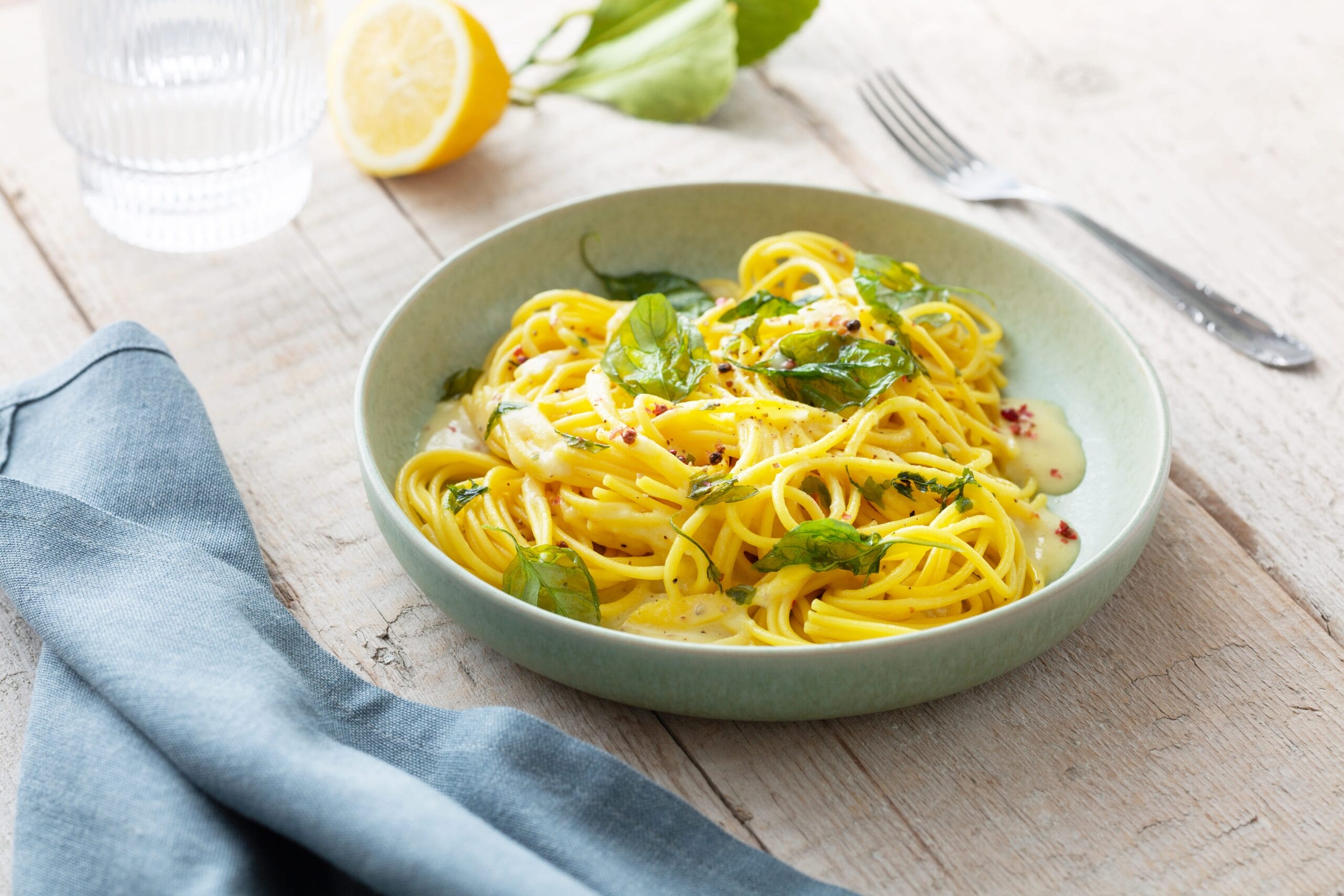 おうちでローマ風カルボナーラ🍴🍾🍷 卵を使い切りたかったのでこれにしました。ペコリーノロマーノと卵黄だけで作る濃厚なソースとパンチェッタの脂が合わさりたまらない美味しさ✨パスタはマンチーニのスパゲッティ、仕上げには追いペコリーノとブラックペッパーを