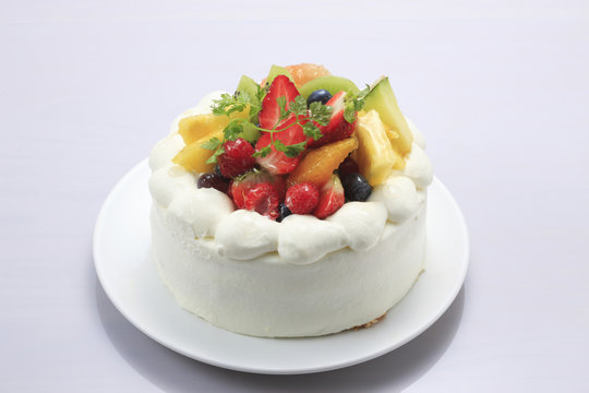 ホールケーキ バースデーケーキ イラスト リアル 金皿のイラスト素材83305434- PIXTA