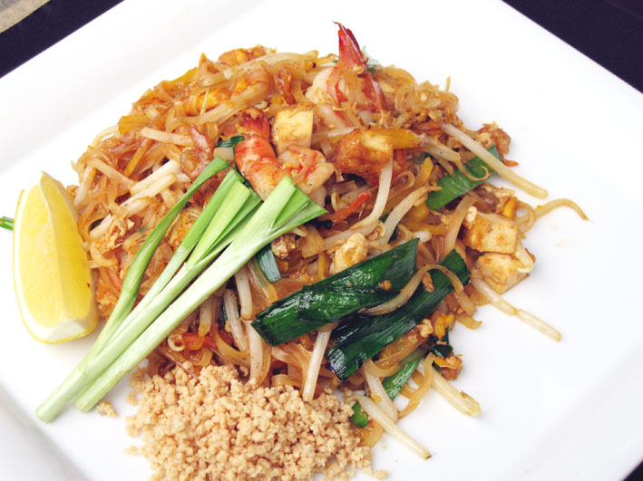 パッタイ, みんな大好きパッタイ〜, パッてタイ語で炒めるって言う意味なんですけど、, 直訳でタイを炒めるっていう意味になるんです。,タイのお偉いさんがこりゃ美味い😋, これはタイを代表する炒め物だあってなって、パッタイって名前になったらしいです 諸説あり , ¥1100 税抜 ,他にも投稿しているのでよかったら見てください↓, @hasunosato.thaifood,はすの里新御徒町