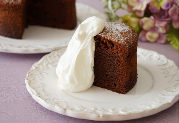 ヘーゼルナッツペーストとクリームが入った「生ガトーショコラ ヘーゼルナッツ」が新発売♪ トッピングのナッツとチョコソースが楽しい食感です ^^.「生ガトーショコラ ヘーゼルナッツ」 .ローソンウチカフェローソンスイーツLAWSON生ガトーショコラ