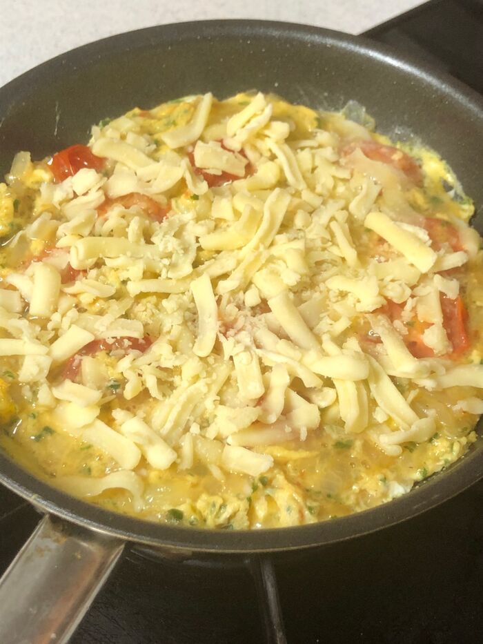 ほうれん草レシピ トマトと卵で作るモロッコの家庭料理「ベルベルオムレツ 」をほうれん草でアレンジ。スパイスとほうれん草のうま味で後を引くおいしさに。パンにつけてもおいしいので作ってみて！レシピはスワイプしてチェック✓ ・ほかの野菜料理は「 エルグルメの