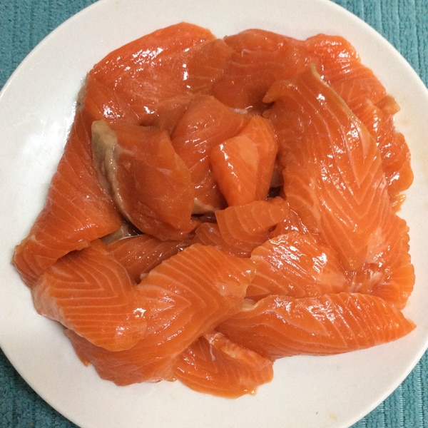 サーモンとアボカドのピリ辛めんつゆマリネ