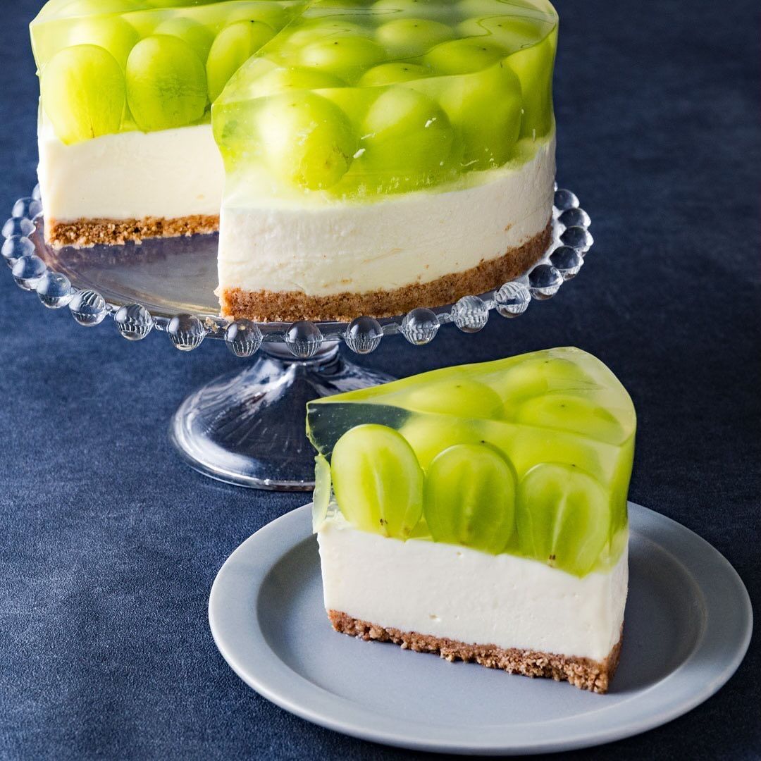 シャインマスカットのスクエアショートケーキ . 陽子ちゃんち @yoko_sweets_no2の果樹園のシャインマスカットで作ったケーキシリーズです。まずはタルト!って張り切って作り、粒の大きめのものを全部タルトに使ってしまったので、サンドするシャインマスカットは