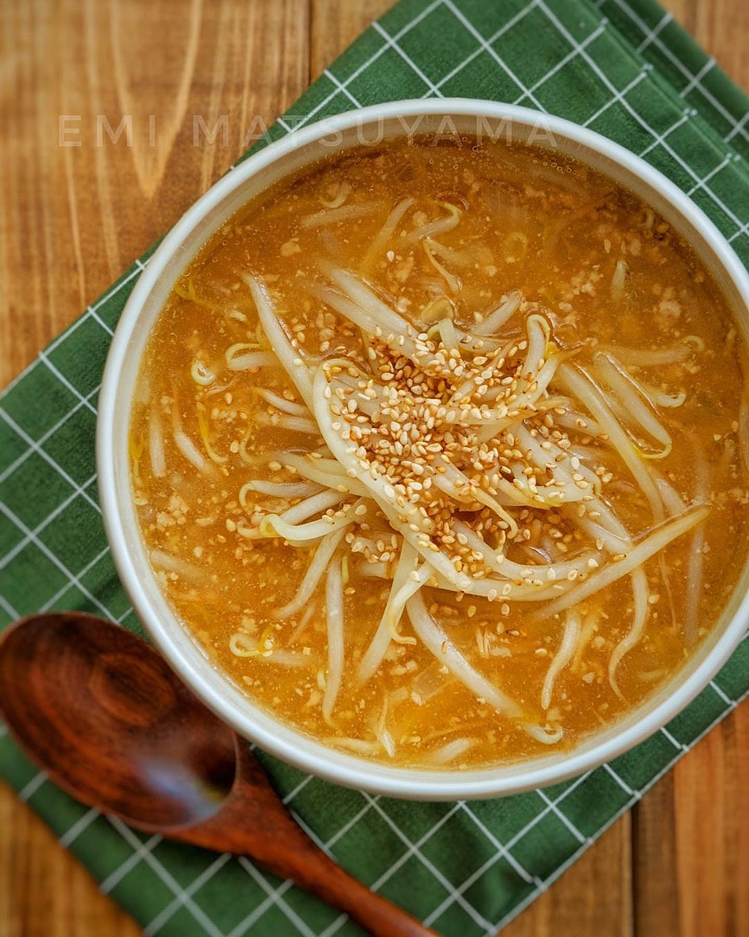 豚骨をひたすら煮るだけ !家庭で簡単にできる「超シンプル豚骨ラーメン」のレシピ - ぐるなび みんなのごはん