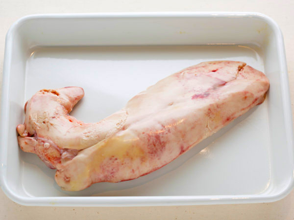 自家製あん肝ポン酢 あん肝は丁寧に血管など綺麗に処理して、塩と酒で1時間ほど漬けた後に蒸し火入れしております。 蒸し器の温度は高くせずゆっくり蒸し食べた時しっとりした食感になるように仕上げてます♪作り方はシンプルなのですが塩加減だったり温度管理が違うだけ