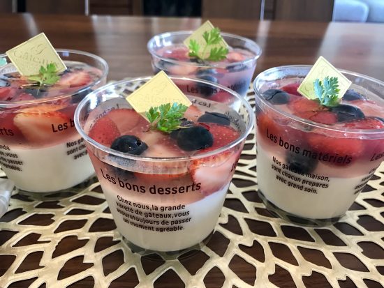 くスタッフHの今週のオススメ🌱＞ コスモス “ダブルクリック クランベリー” こんにちは！ 今日はコスモスをご紹介します！ 今日のコスモスは深みのある ベリーのような濃いピンクで 八重咲きの花びらがふんわりと華やかです✨️ 切り花としては9.10月頃に出回りが多く