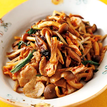 鉄板の組み合わせ！「豚キムチ」レシピ5選 . ————————————————————クラシルごはん で投稿するとクラシル公式がシェアします！ぜひ投稿してね🍳 ———————————————————— . ▽レシピの詳細はアプリをご覧ください。 ①巻いて簡単カリカリ一口豚キムチ ②ごま油香る豚