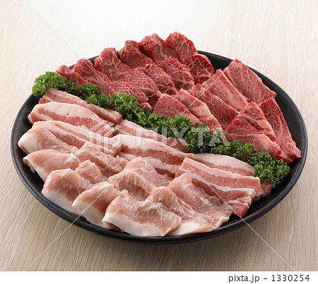 馬刺しを美しく盛り付けるには大阪馬肉屋馬刺しを美しく盛り付けるには