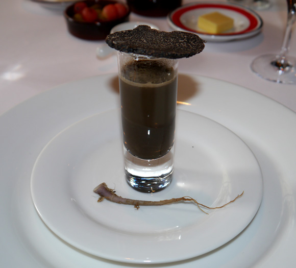 坂口恭平が土のフレンチに舌鼓。土料理を食べると、人間らしくなれる？ブルータス BRUTUS.jp