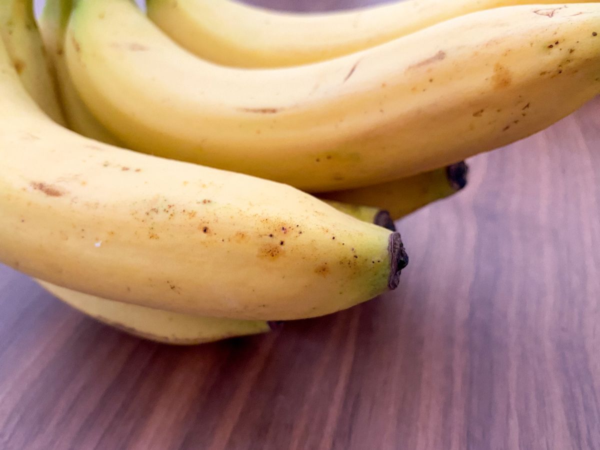 安全なバナナの選び方について🍌 , @ari_mutenka さんの投稿をお借りしました🥰, ←他の投稿はこちら, ,ゆるく無添加生活してます、ありさです😚, @ari_mutenka , 今日は「安全なバナナの選び方について」紹介するよ🍌, ,健康にいいイメージのバナナだけど, 選び方を間違えると危険かも😵‍💫, 99%海外から輸入されているとされてるバナナ。,