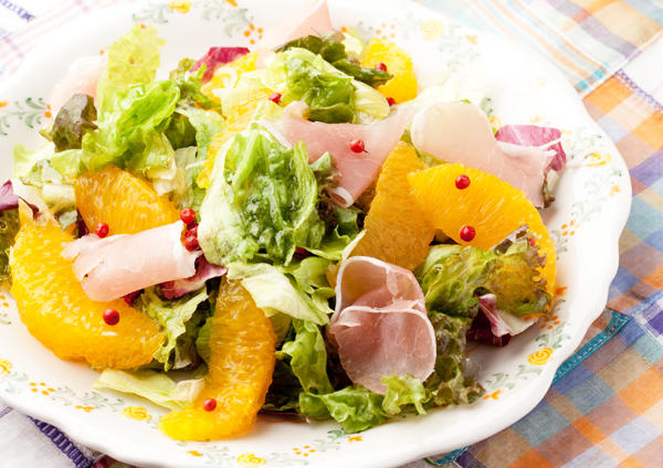 たった1分のおしゃれナスサラダ！, 生ハムと水ナスのサラダ。, ., ., 大阪の名産の水ナス。, これ、生で食べられるナスなんです😋,アクが全然なくて、ほんのり甘いので、, アク抜きなしで生で食べても, めちゃくちゃおいしい！😍, 生ハムと合わせてサラダにすることで、,即席で作れるおしゃれで美味しい一皿に。, 関西以外のスーパーでも, たまに置いてるみたいので、,