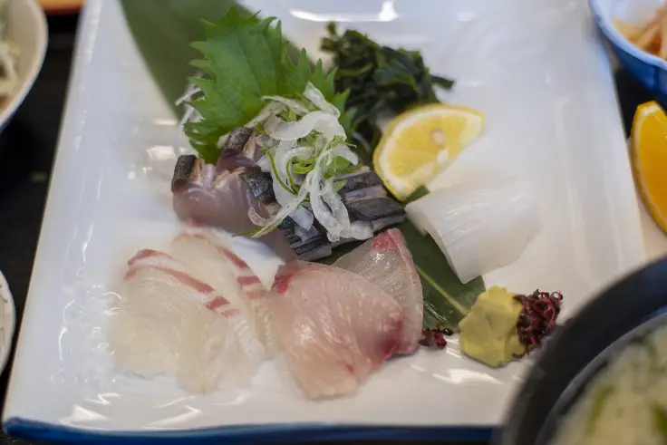 高松市国分寺町の漁師料理「みき」で海鮮丼をいただく。 | 旅カメラ