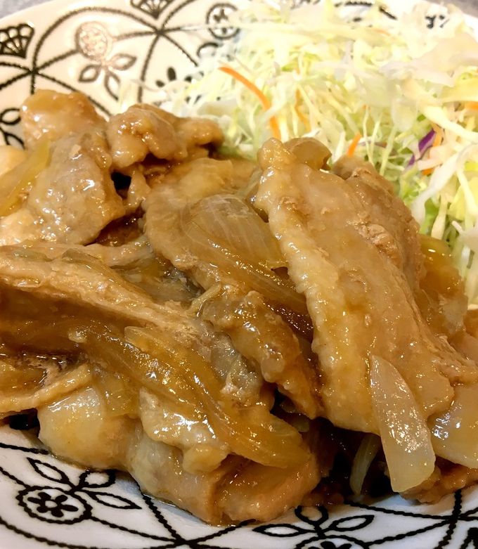 夕飯で、タモリさんのレシピの生姜焼き。﻿ ﻿２人前は、豚ロース200gをタレに漬け込むと肉が硬くなるのでそのままに小麦粉まぶして焼いて、玉ねぎとタレ すりおろし生姜、醤油、みりん、酒 全て大さじ2 、砂糖 大さじ1 2投入して混ぜてできあがり。﻿﻿ めーっちゃご飯