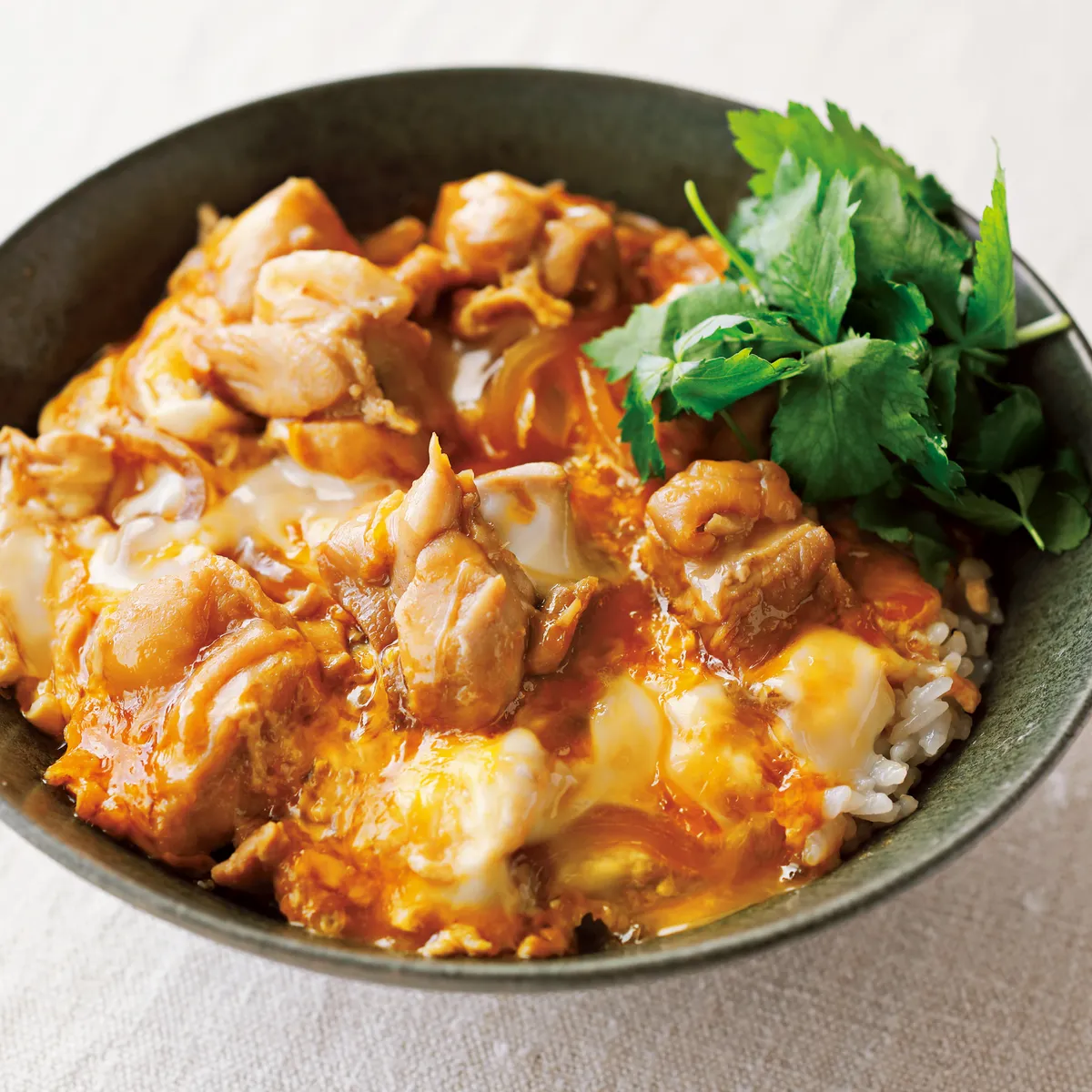 黄金比！まんぷく親子丼・材料2人分・卵・3個 ・玉ねぎ・1 2個 ・鶏もも肉・200g ☆醤油・大さじ2☆みりん・大さじ3 ☆砂糖・大さじ1 ☆だし汁・100ml ・ネギ・トッピング作り方①玉ねぎを薄切りする。フライパンで