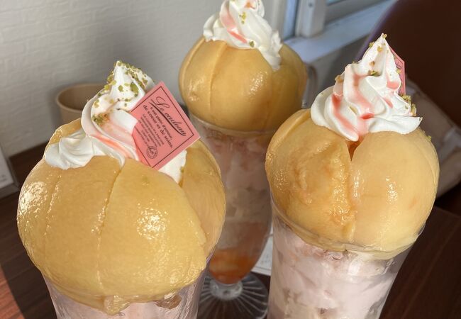 丸ごとの桃を3段積んだ豪快すぎるパフェ！』by 大阪めんま : トルクーヘンTorkuchen - 京橋 ケーキ食べログ