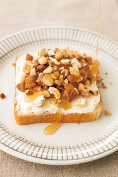 ドライナッツとクリームチーズのメイプルバナナトースト』 : ちびくろさんぼの寝言