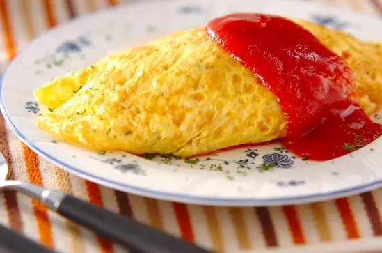 ポムの樹全店 イートイン にて販売しておりますグランドメニューのご紹介です👏 こちらの商品は 「サーモンのレモンバタークリームソースオムライス」になります🥚👨‍🍳皆様ぜひ、お近くのポムの樹へお越しくださいませ☺️ ☆販売期間：次のグランドメニュー改訂まで