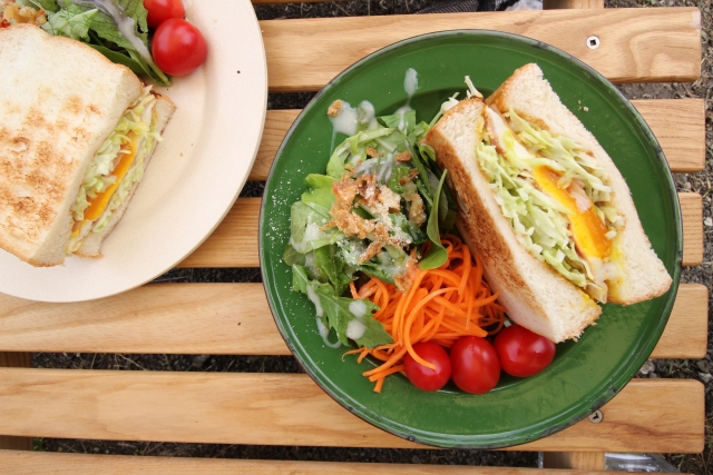 具材がはみ出さない！『ホットサンドのきれいな切り方』