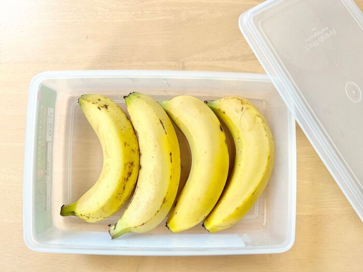 簡単 黒くならずに2週間以上もつ!ラップを使ったバナナ保存方法4yuuu