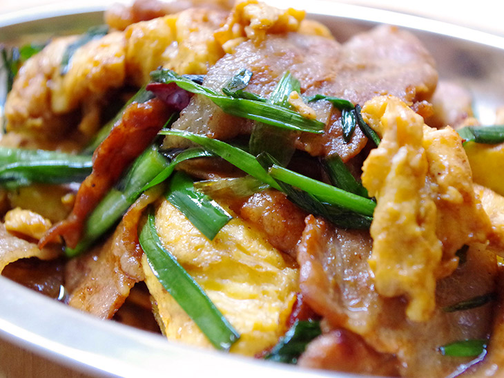 おかずに最高の一品！プロのニラと豚肉の卵とじの作り方