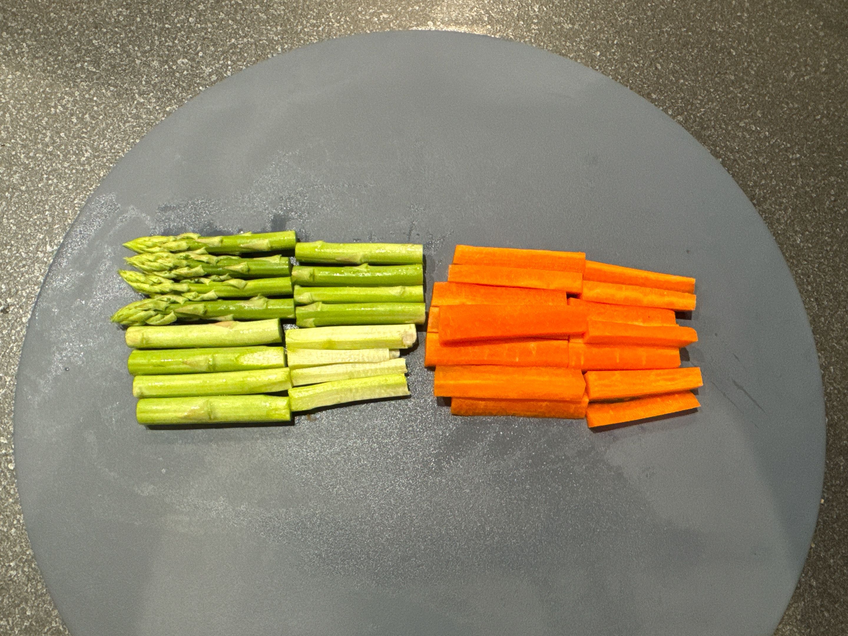 そのままドボン？！アスパラフライバッター液にアスパラガスをドボン！と付けて、手を汚さずに作れるフライです。サクサクに仕上がるバッター液なので、覚えていて損はありませんよ。レシピの詳細はこちらから↓✨ https:macaro-ni.jp 140540macaroniFacebook