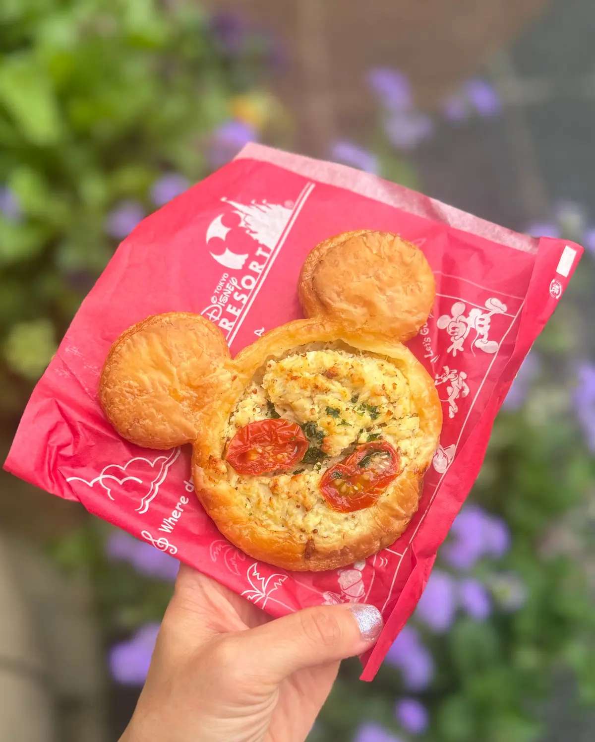 ディズニーフード描いてみた✍🐭 ディズニーリゾートの食べ歩きフードを描いてみました！ . ・寿司ロール ・スモーキーターキーレッグ・ポップコーン ・うきわまん ・リトルグリーンまん ・ティラミスクッキーサンドアイス 背景も夏色にしてみました