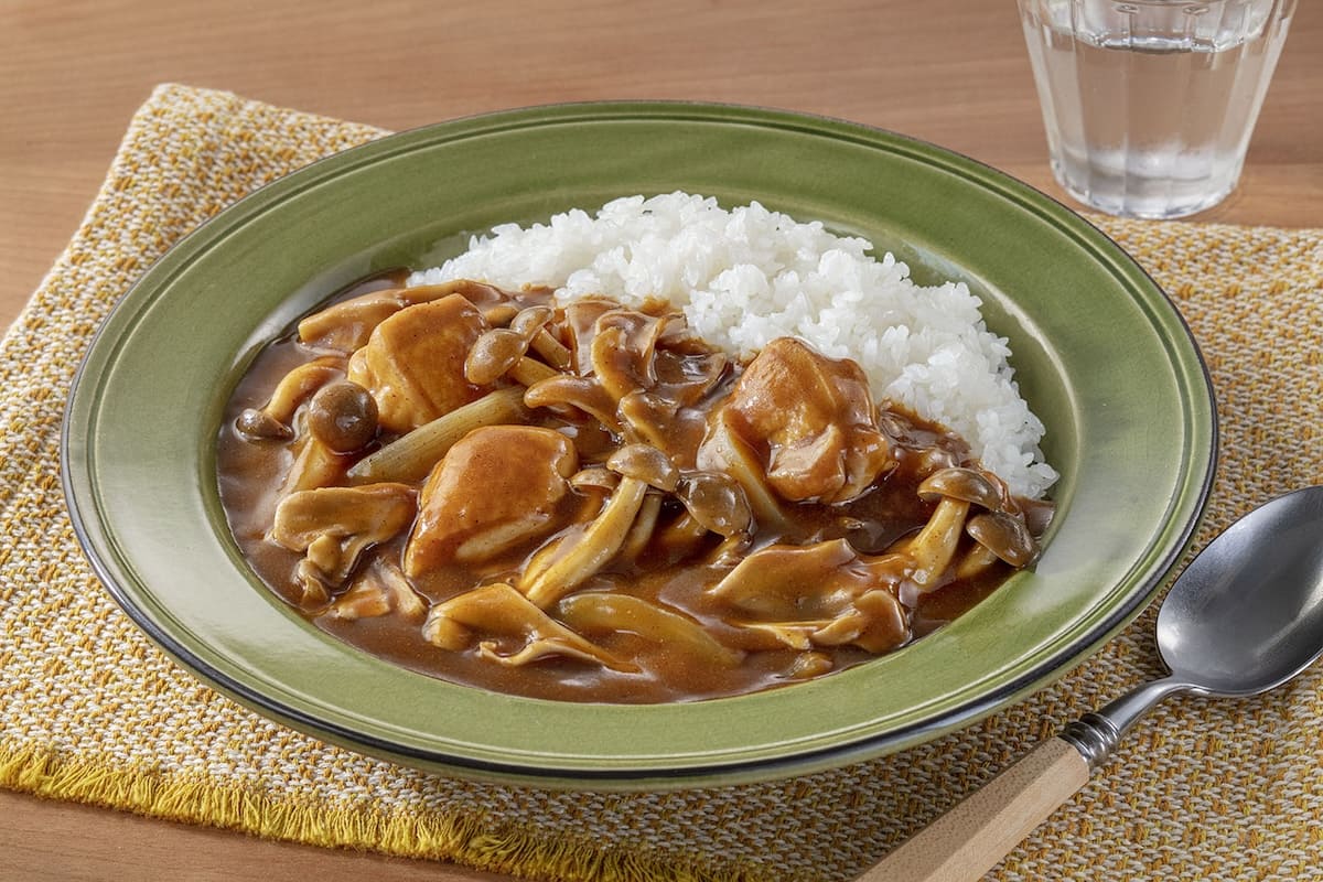 シェフが作るバターチキンカレー✨簡単なのにお店で食べる味です！, ▪️どんなことでもコメントしてもらえると嬉しいです☺️,材料 ,鶏もも肉1枚, 塩小さじ1 2, ブラックペッパー少々, おろし生姜少々, おろしニンニク少々,プレーンヨーグルト100g, 玉ねぎ1個, バター 無塩30gと仕上げに20g, おろし生姜15g,