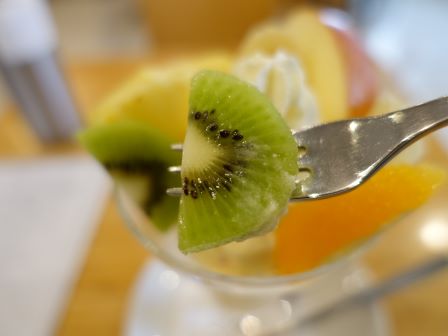 浅草でデザートを。青果店の新鮮なフルーツパフェ。「フルーツパーラーゴトー」かもめと街