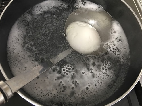 半熟ゆで卵のピリ辛コチュジャン煮レシピ。失敗したゆで卵のリメイクにもカライチ