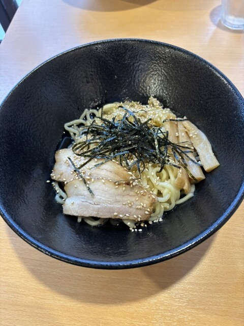 兵庫県神戸市中央区元町通１丁目８−１５ 元一ビル 1F辺りにリニューアル?した油そば大革命神戸総本店で油そば全部入り麺大盛りを頂きました。辛みそとか刻みニンニクはおいてなかったですが油が体に染みる感じでとても美味しかったです😋グルメ油そば油そば大革命