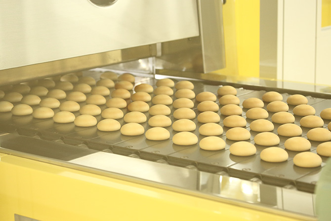 大人も満足な工場見学、女子高生と月化粧ファクトリーで試食 - カンテレ公式エンタメNEWS「みよか」