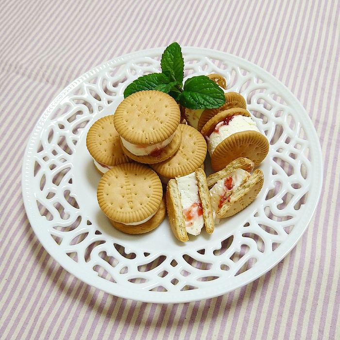 楽天市場 いちごジャムサンドクッキー 300g 大容量 お徳用 焼き菓子 スイーツ 苺ジャム入り サクサク 食感 クッキー 国産製造 三黒製菓非個包装 おやつ お菓子 家庭用 ティータイム 懐かしい味 甘酸っぱい まとめ買い 業務用 送料無料 人気 定番 : 親切発送