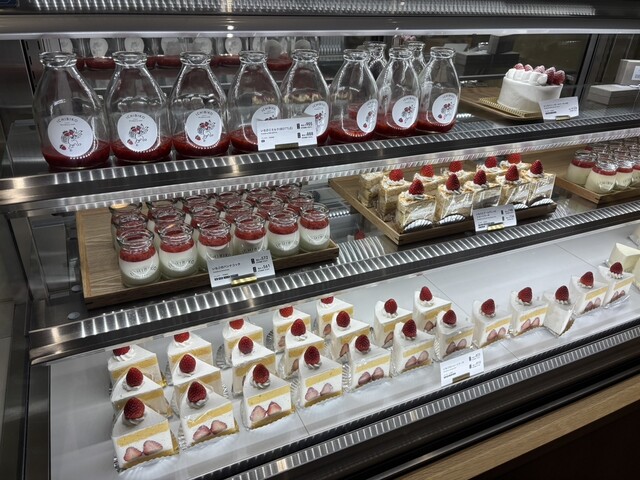 🍓 shop：ICHIBIKO @ichibiko_official_ floor：1F ザ・コートヤード price：🍓いちごのショートケーキ： イートイン ￥825 テイクアウト￥810 🍓いちごいちごスムージー： イートイン￥1,320テイクアウト￥1,296 🍓いちごのタルト Round Bouquet： イートイン￥715