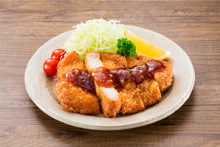 ごはんの記録. 🍴献立🍴 🍀とんかつ 🍀ねばねばサラダ 🍀にんじんしりしり 🍀野菜の味噌汁 大根、人参、キャベツ🍀白ごはん🍀りんご . 今日の夜ごはんはとんかつです。 低温調理してから揚げているので、 厚みのあるお肉も中はしっとり、 外はサクサクに仕上がり