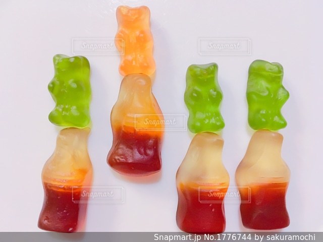 白い背景に手描きの美しいかわいいグミクマ、2つの漫画の緑とオレンジのクマのグミ。」のイラスト素材 2259702547Shutterstock