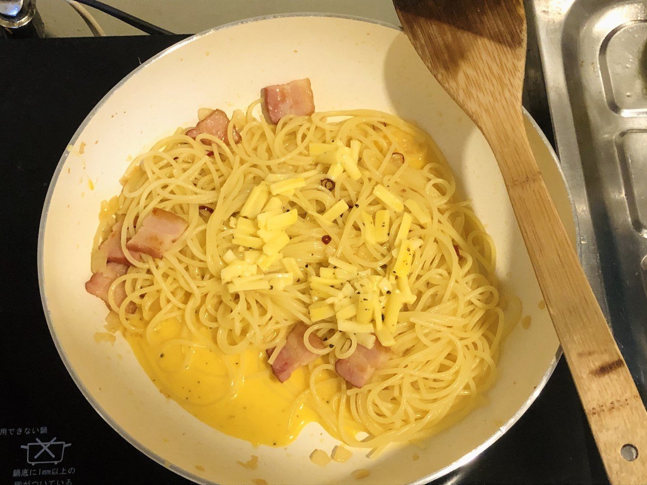 レシピあり▷▷▷スワイプレンジで一発味噌ボナーラ 。 めちゃめちゃ簡単‼️ここはお店。 違鍋不要、タッパ ー？ 1つで作るレンジで一発パスタシリーズです！出だし早々タッパなのかタッパーなのかでディベート始めたい雰囲気ですが 誰もそんな雰囲気察知して