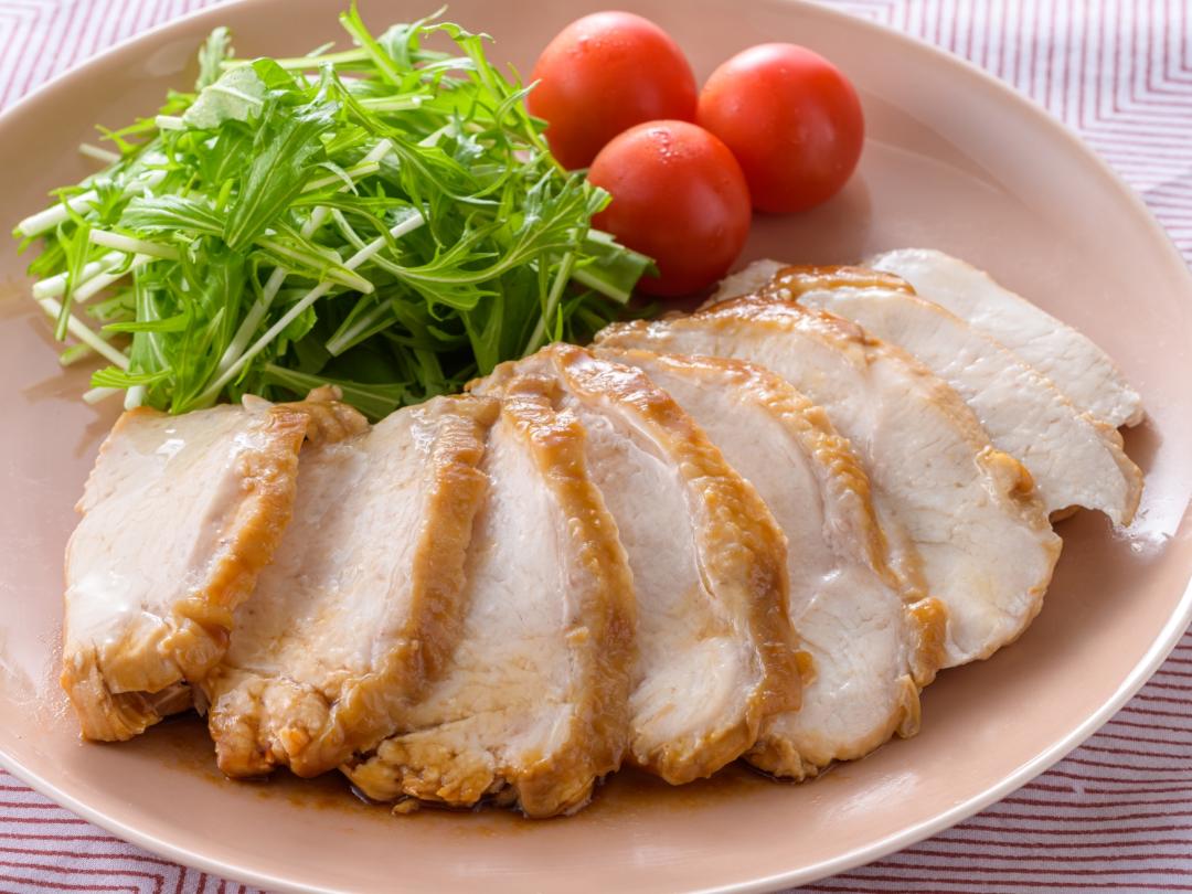 ポリ袋に入れて加熱するだけ！キャンプで美味しい、しっとり食感のチキンチャーシュー料理・レシピBE-PAL キャンプ 、アウトドア、自然派生活の情報源ビーパル