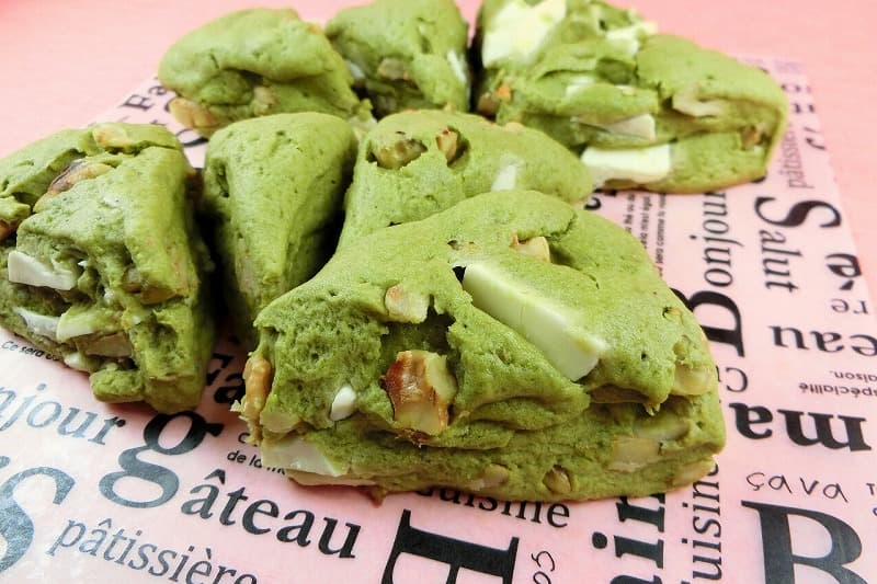 材料3つ トースターで作る!スコーン作り方!,レシピ , 材料 , ◯スコーン, ・ホットケーキミックス150g, ・サラダ油30g,・牛乳30g, 1.ホットケーキミックスに牛乳とサラダ油を入れて混ぜる。, 2.生地を薄く伸ばして折りたたみ、3回繰り返す。,3.セルクルでくり抜く。, 4.アルミホイルを被せて1000wのトースターで30分焼く。, 5.焼けたら粗熱を取る。,