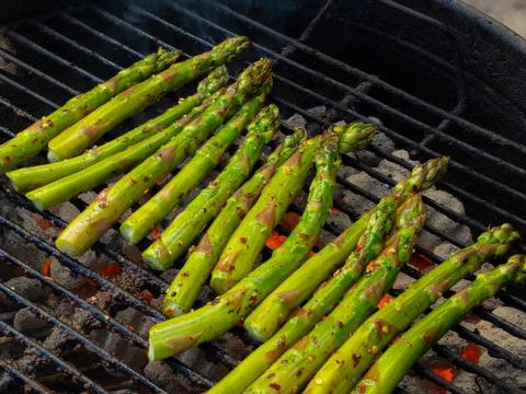 アスパラとピーマン バーベキュー バーベキュー炭グリルします。おいしいビーガン バーベキュー屋外ピクニック食事。ベジタリアンやビーガンの野菜を焼きます。の写真素材・画像素材Image 80707270