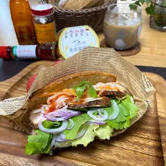 米粉のフランスパンでバインミー🥖 ⁡ 今月のレッスン🇻🇳ベトナム風サンドイッチのバインミー 始まりました。 ⁡ まずは米粉のフランスパンをつくり、そのあと具材を一緒に作ってサンドイッチに。 ⁡ みなさん初めてとは思えないくらい 上手く焼けて大成功