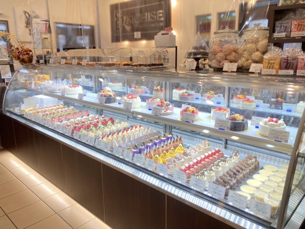 不二家 定番のペコちゃんのほっぺ、ミルキー風の包装がキュートなロールケーキ、不動の人気を誇るショートケーキやシュークリームなど珠玉の10品