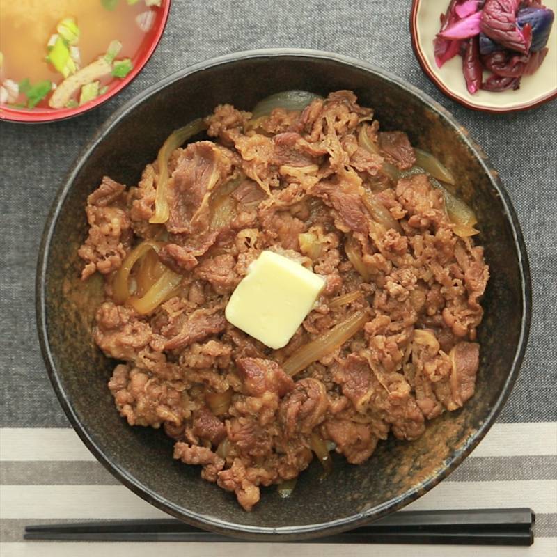 忙しい時はどん！ドン！丼！めんつゆで簡単「牛丼」の作り方・レシピ - macaroni