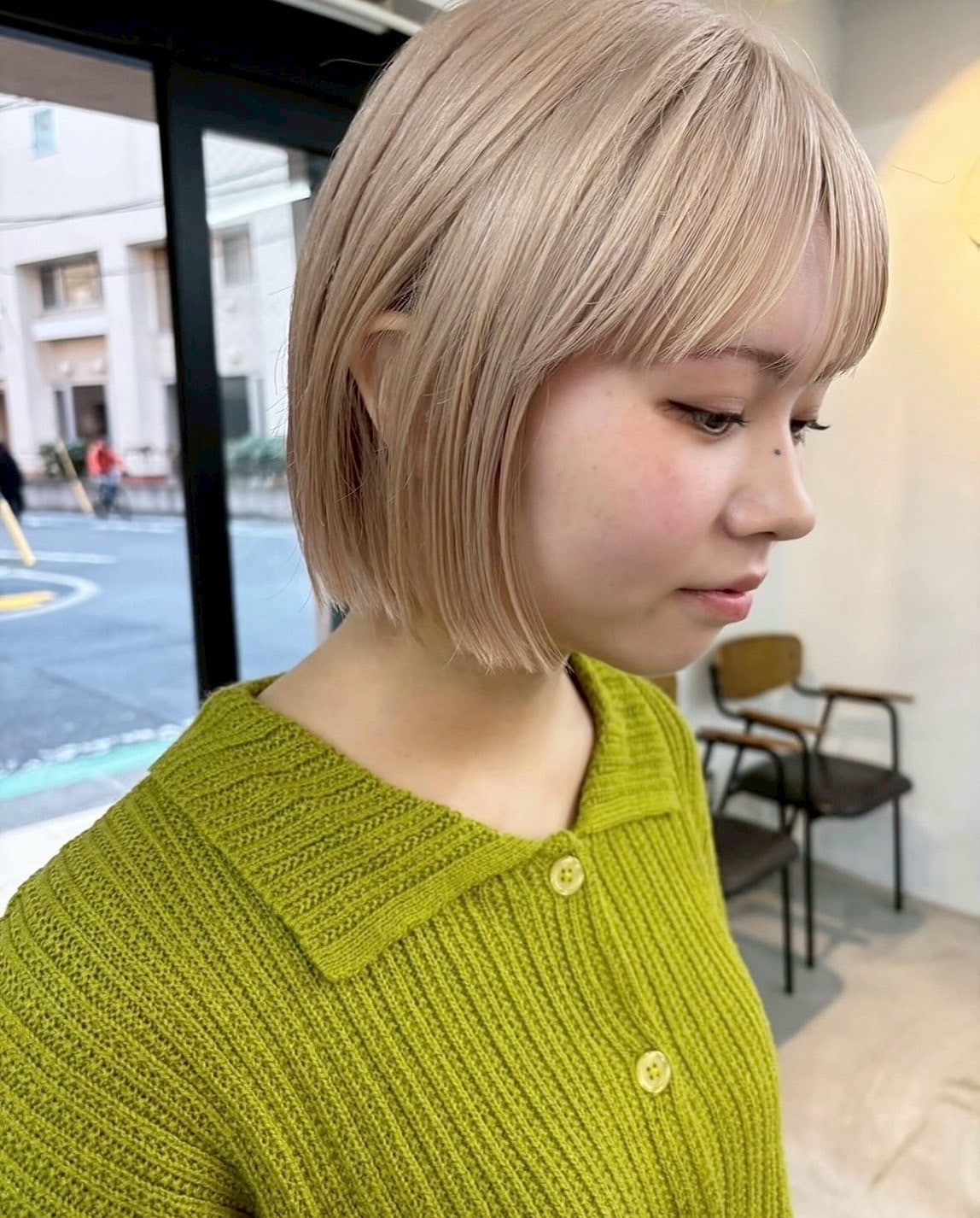 ミルクティーカラーの髪色見本 ブリーチなし暗め～ブリーチあり明るめのレシピ19選！市販おすすめヘアカラーも紹介LIPS