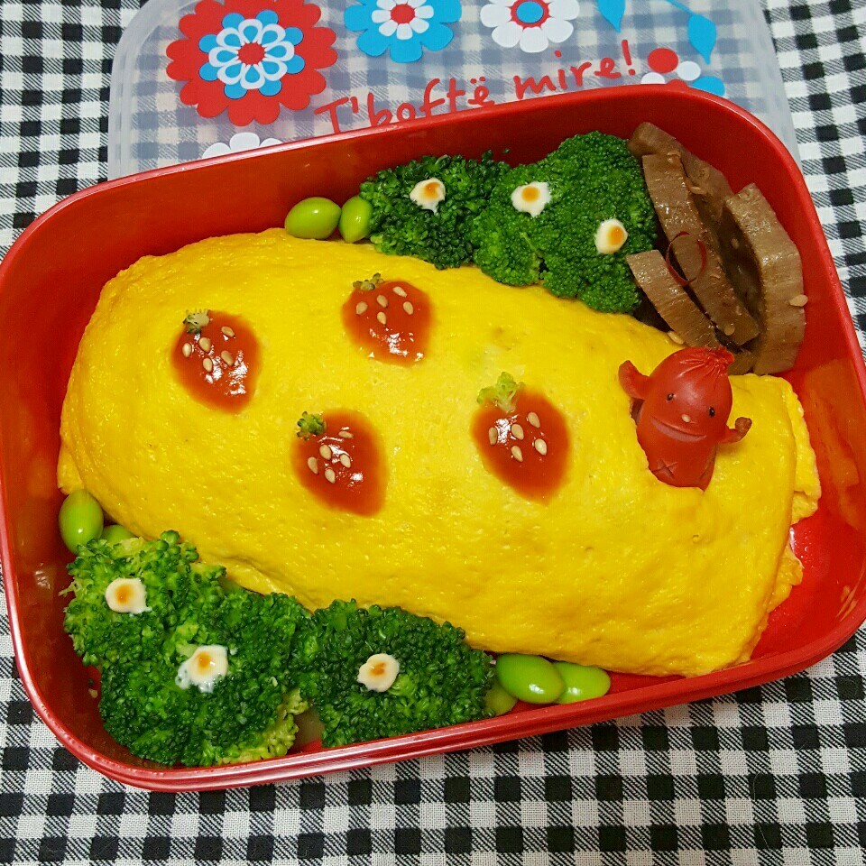 ミニオンオムライス作ってみました〜🤣✌️ 最近、購入した商品も添えて〜笑 ケチャップで絵を描くのは個性が出て楽しい！！！笑私は右側を作りました🤣🤣 私、普段オムライス作る時は、卵は薄焼きにせずに、トロトロくらいでチキンライスの上にのっけるだけなのですが