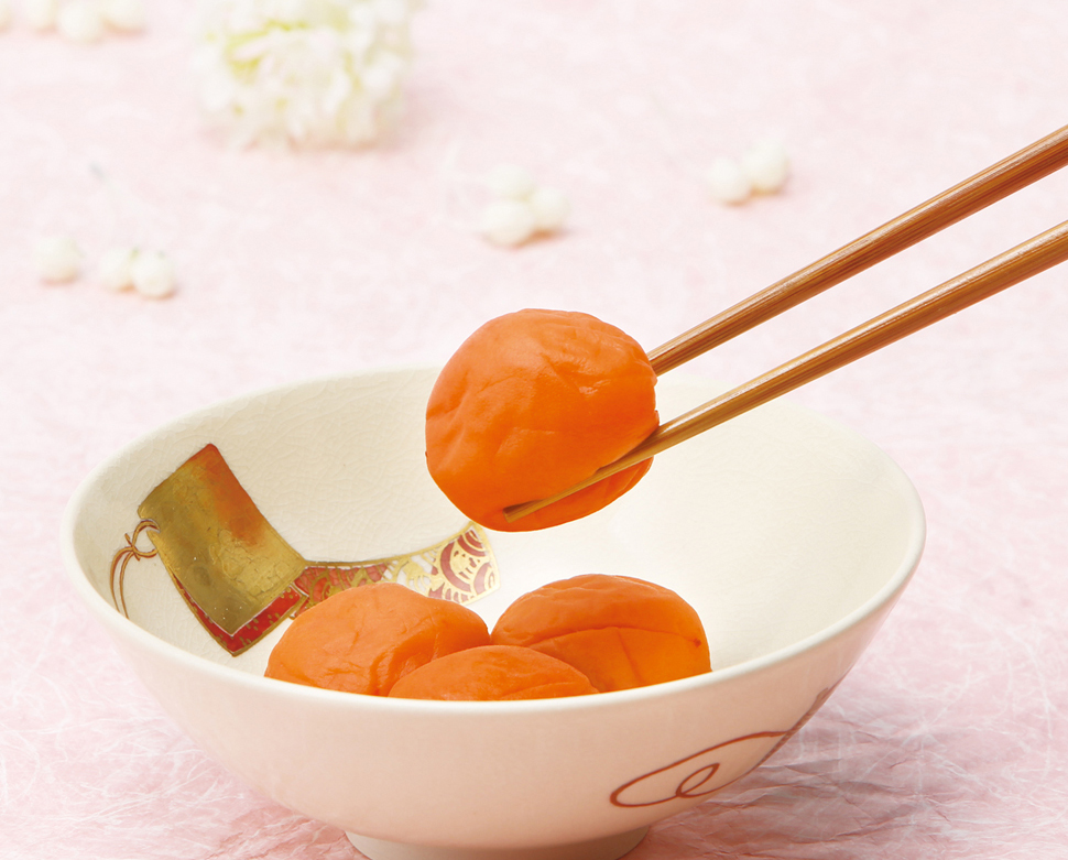 𓊈 株式会社 紀乃屋𓊉白干し梅の作り方材料・完熟梅 紀州南高梅1kg ・塩 500g 又は梅酢1000ml・梅酢大さじ2冷凍した梅を使うと早くできあがるよ♡ ※冷凍保存方！ 綺麗に洗って、ヘタを取り 針で穴を開けて水分をしっかりと拭き取ったら、ジップロックに